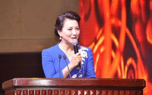 梦桐,长得非常的端庄秀丽,而且作为《中国新闻》的女主持人,在这些年