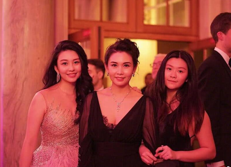 邱淑贞女儿沈月晒近照完美颜值继承妈妈优点网友可以出道了