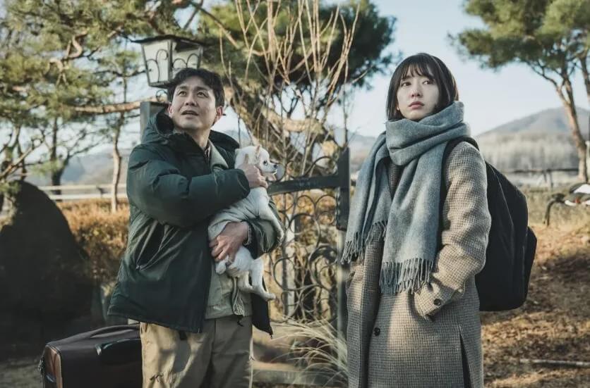 心里却闷闷不乐,即便有农场邻居种草莓的叔叔热情接待,她依然兴致不高