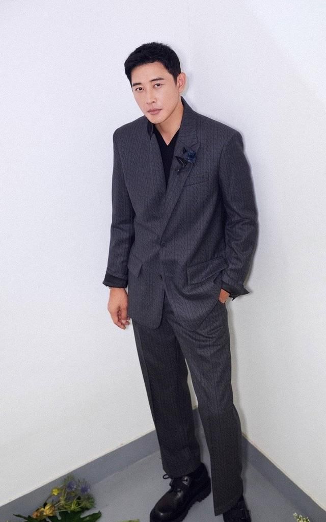 演员罗晋最美表演中演技卓越先来看儒雅气质的帅照