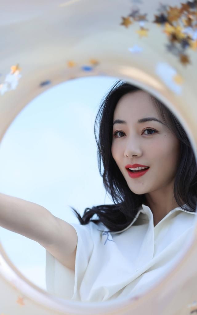 演员韩雪,喜欢她优雅独立有学识,自律迷人好身材,先来看美照
