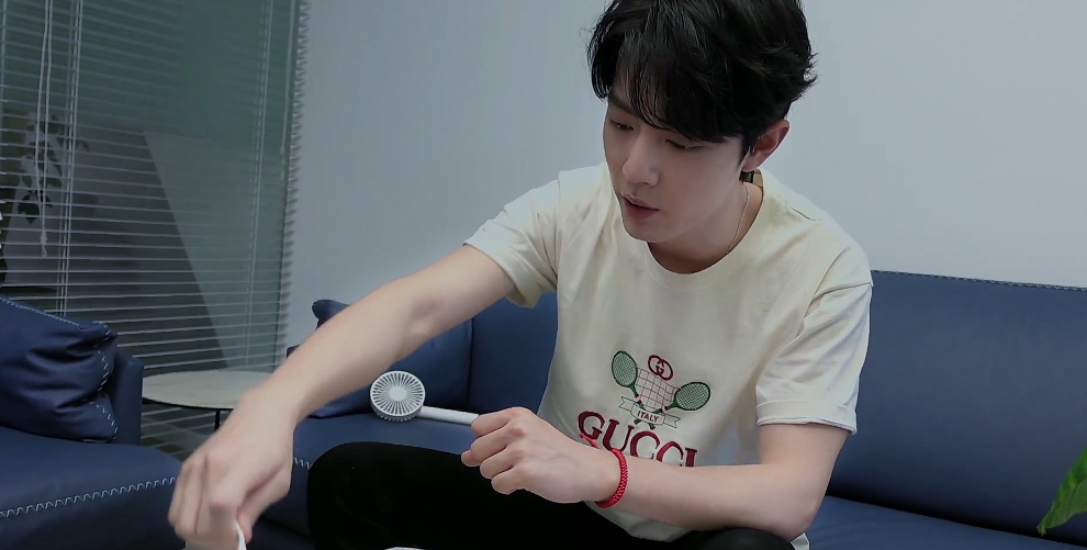 肖战难得营业指导拍摄憋笑,两年后再现魏婴小动作,编辑记录亮了