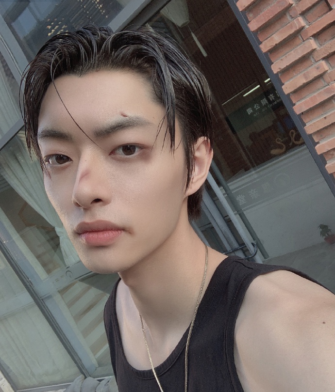 因为从一些路透信息来看,木子洋抽烟是在参加某盛典活动之后,木子洋和