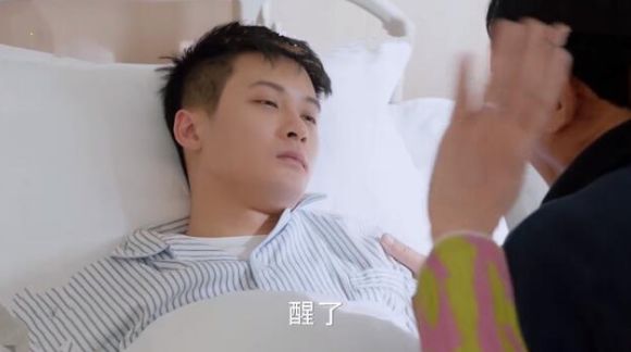 关震雷离婚后受刺激,打架住院,在父母面前寻死|贝贝|李贝|关震雷_新浪