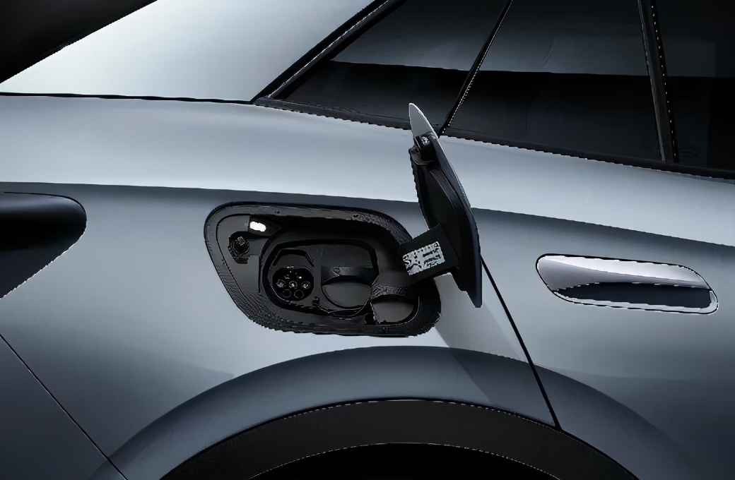 远程监控;同时为了兼顾不具备安装家用充电墙盒条件的用户,一汽-大众