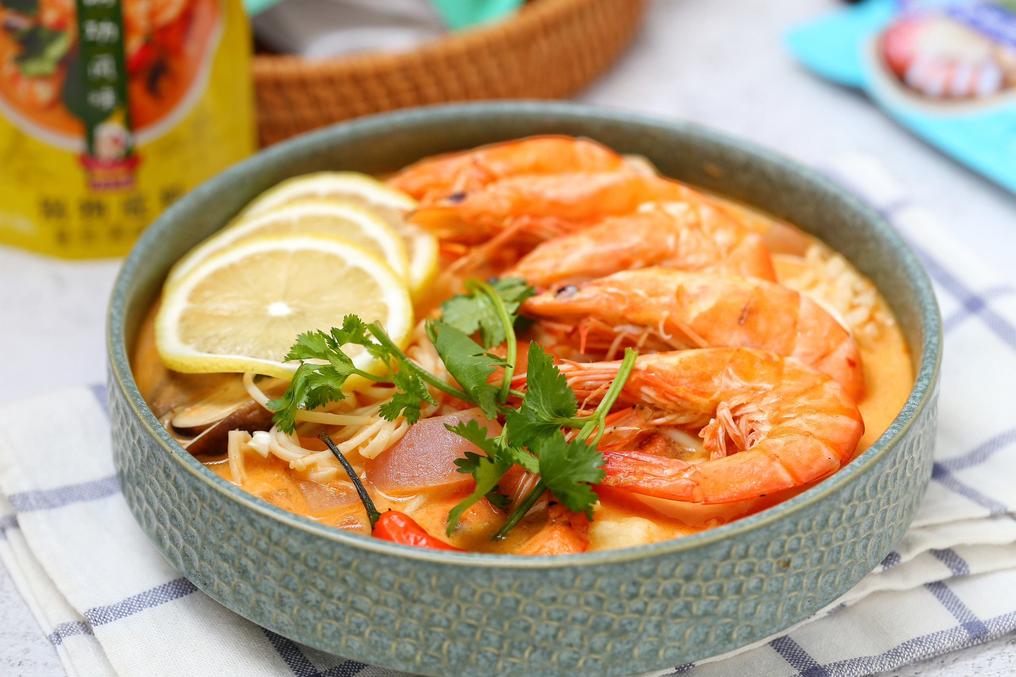 简单快手泰式冬阴功汤,十分钟煮一锅,酸辣鲜美料又足,太过瘾了