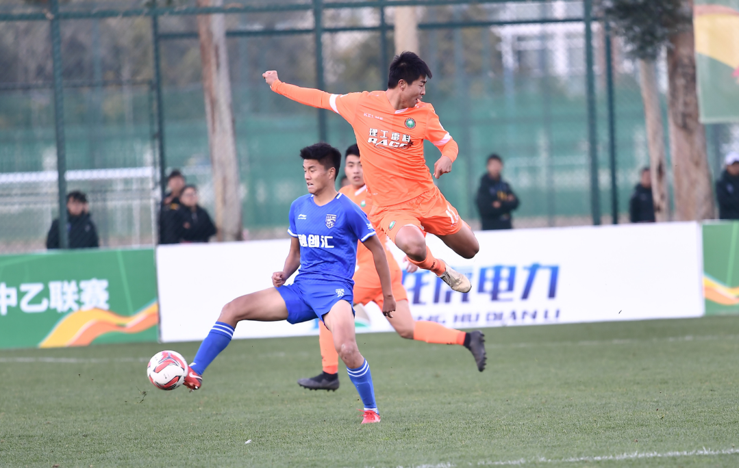 中乙冲甲|邓卓翔任意球破门,武汉三镇2比1北京理工首回合占优!