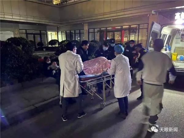 女子高铁站路边分娩,现场看哭众人,她给孩子取名叫…休闲区蓝鸢梦想 - Www.slyday.coM 女子高铁站路边分娩,现场看哭众人,她给孩子取名叫…休闲区蓝鸢梦想 - Www.slyday.coM