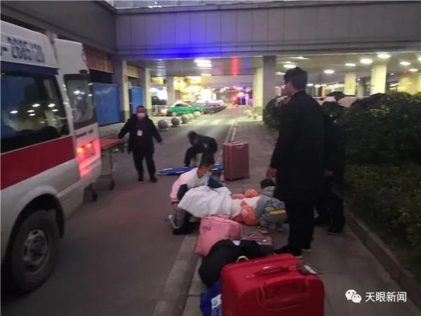 女子高铁站路边分娩,现场看哭众人,她给孩子取名叫…休闲区蓝鸢梦想 - Www.slyday.coM 女子高铁站路边分娩,现场看哭众人,她给孩子取名叫…休闲区蓝鸢梦想 - Www.slyday.coM