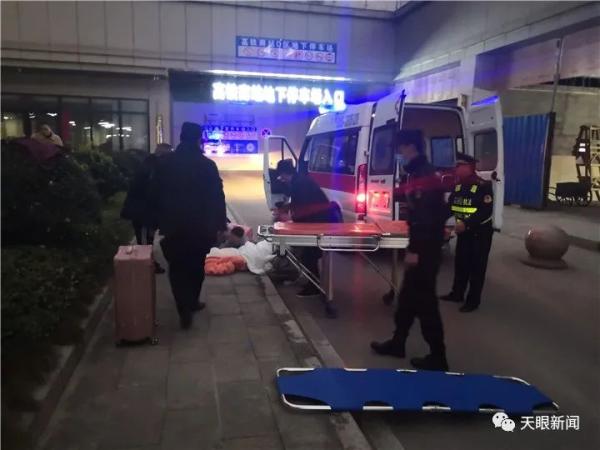 女子高铁站路边分娩,现场看哭众人,她给孩子取名叫…休闲区蓝鸢梦想 - Www.slyday.coM 女子高铁站路边分娩,现场看哭众人,她给孩子取名叫…休闲区蓝鸢梦想 - Www.slyday.coM