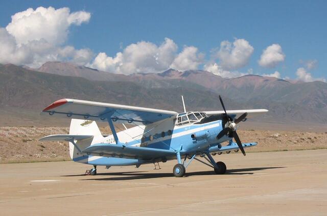 阿塞拜疆的战术也相当简单,用老式安2运输机装满炸药,改成自杀式无人