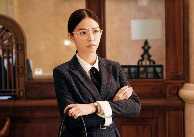 还记得《西虹市首富》的夏竹吗?摘掉眼镜画上浓妆,美到让人惊艳