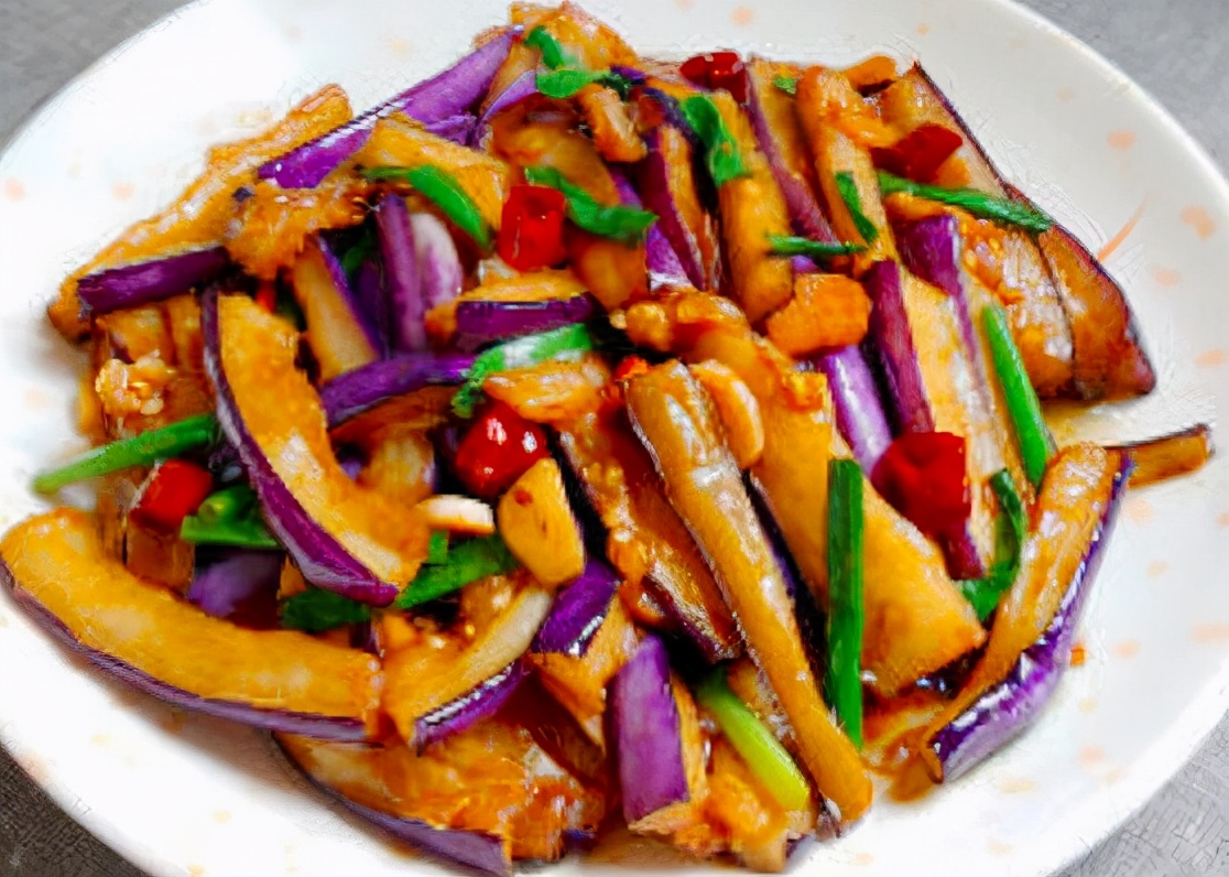 炒茄子茄子先下锅炒就不错了教你个新做法茄子不吸油不发黑