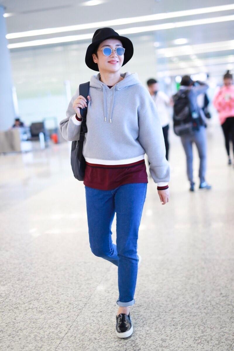 蒋雯丽真"厉害",穿灰色卫衣搭配牛仔裤,基础款穿出高级感