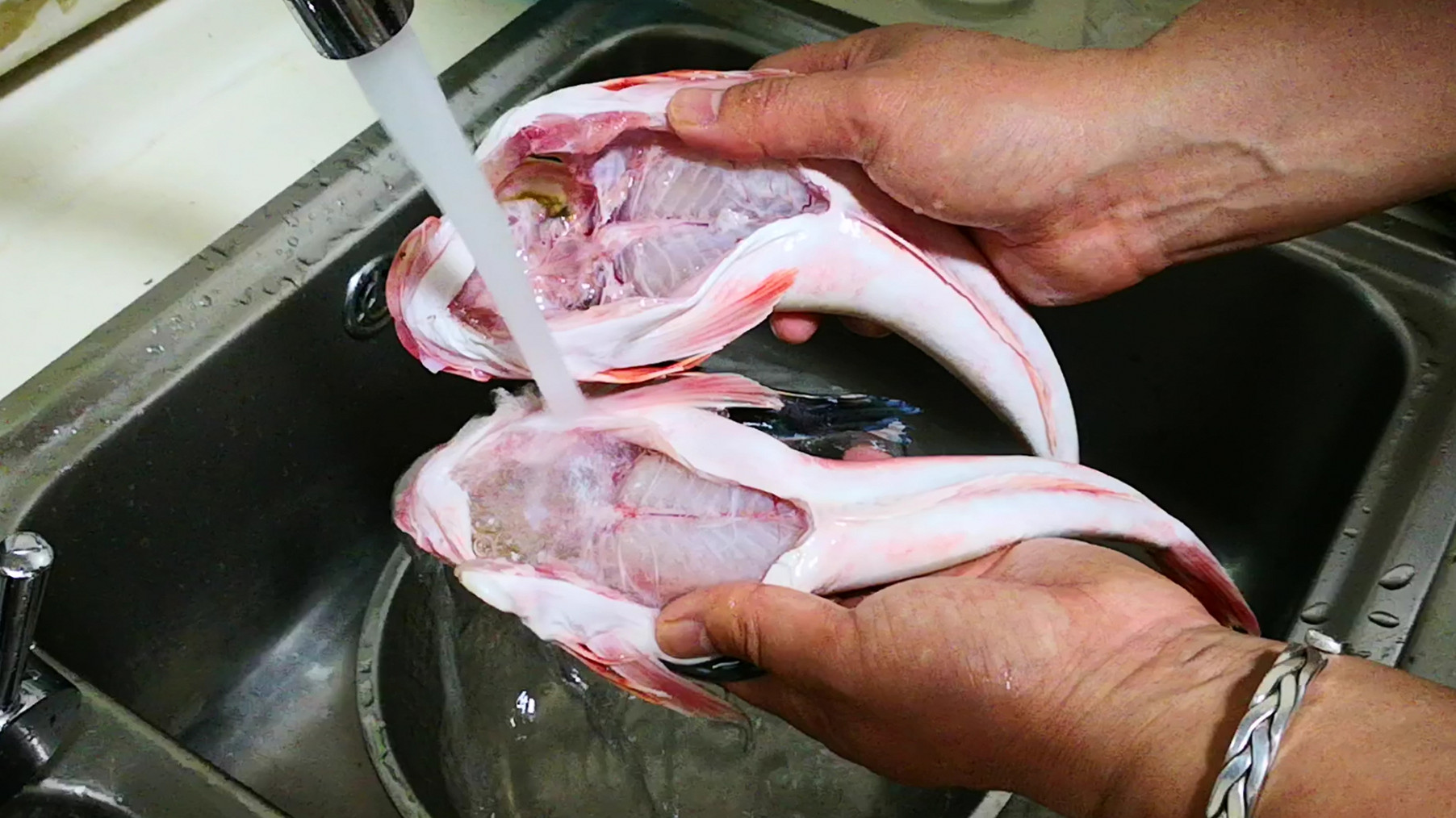 1,买回来的红鞋鱼 内脏和鱼鳃后清洗干净,最主要是肚子里的血水和黑膜