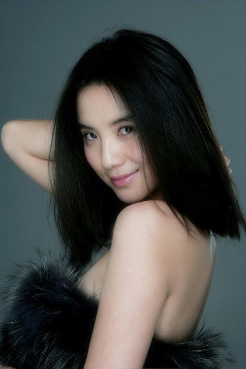 宋佳是一个东北女孩,性子直爽,她优雅性感,一点不像40岁的人