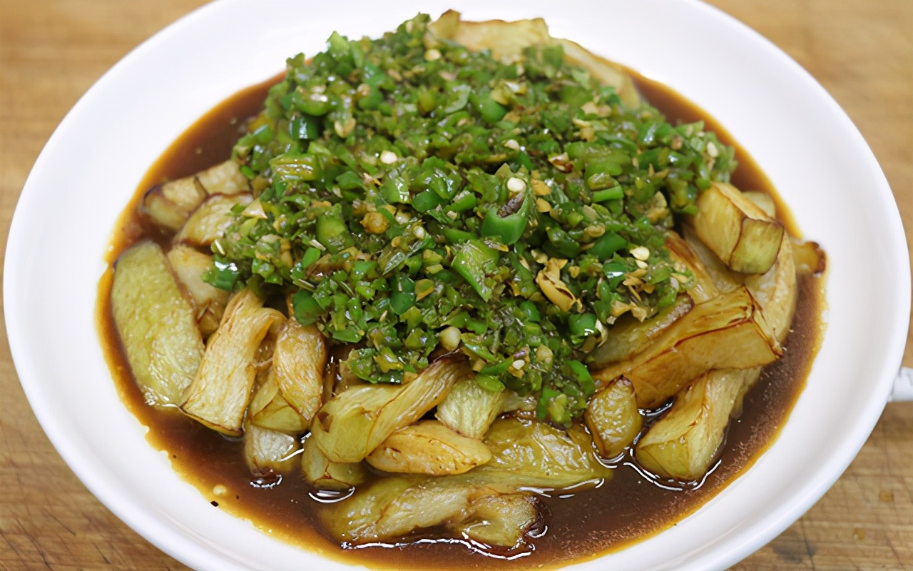 2颗茄子1把尖椒教你做烧椒茄子下酒下饭吃完全身都暖了