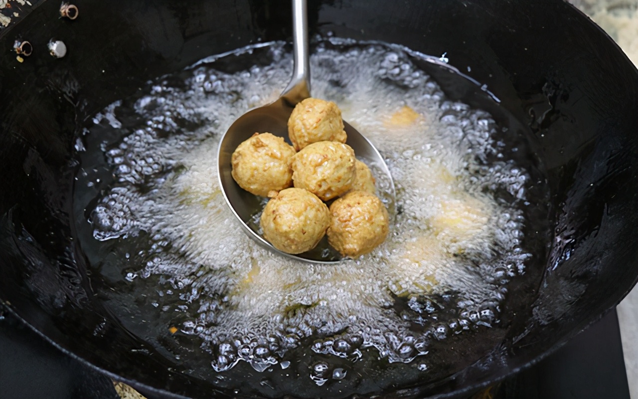 天凉,一起来做干炸豆腐肉丸子,色泽金黄,外酥里嫩,出锅就吃光