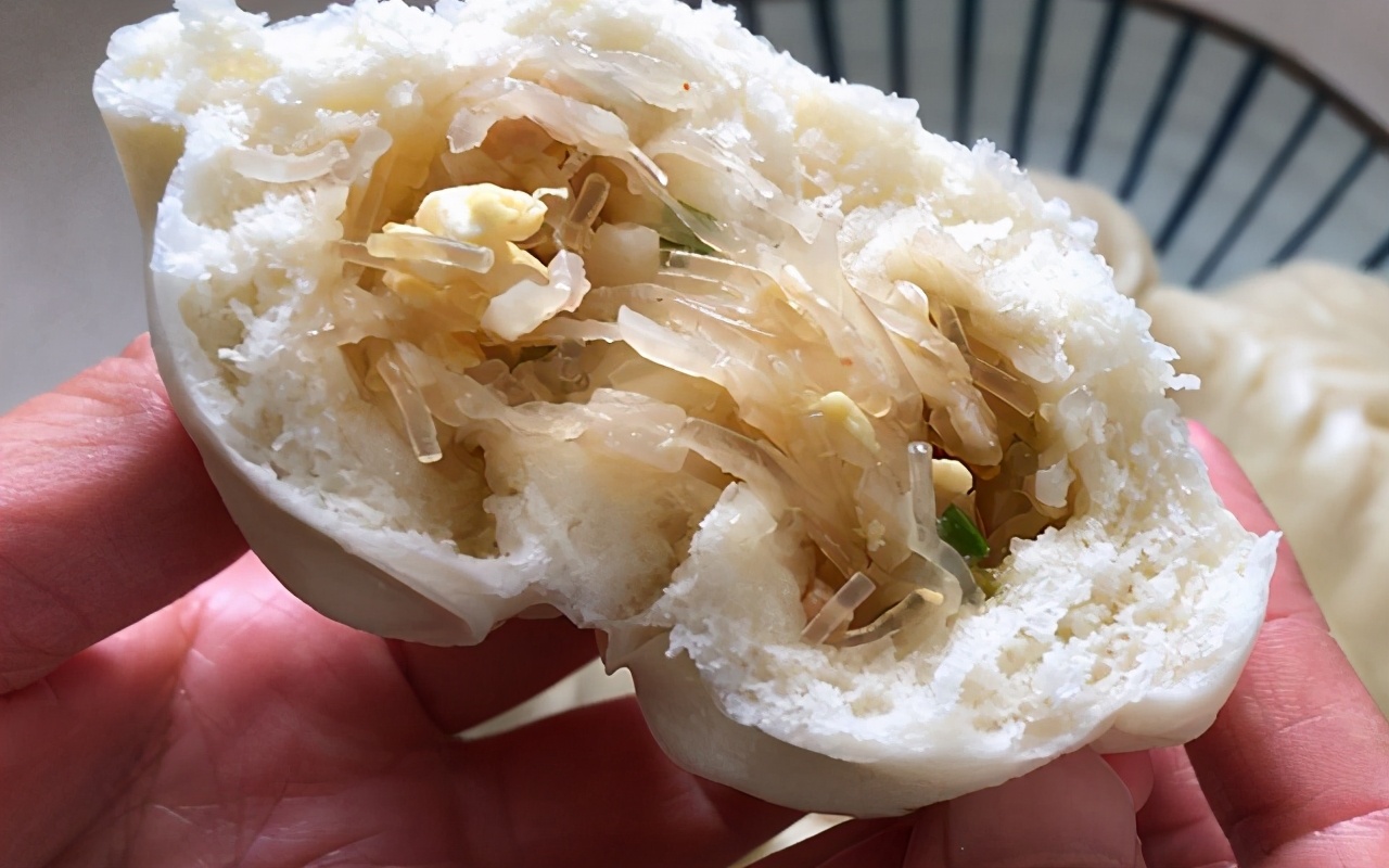 冬季,吃萝卜正当时,教你花样包萝卜丝包子,皮薄馅大,解馋管饱