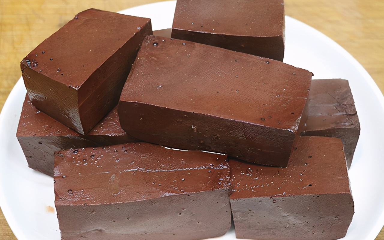 天冷来一锅烧猪血记住1个小技巧猪血鲜嫩无蜂窝紧实无腥味