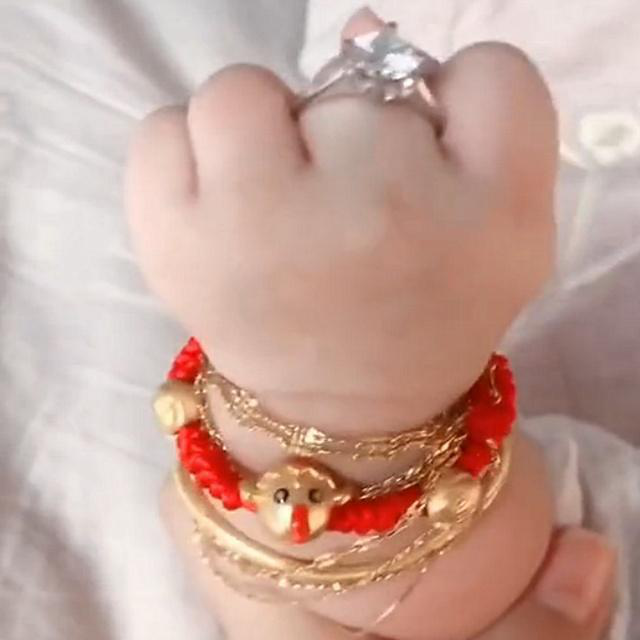 妈妈带宝宝拍满月照,看到宝宝胳膊后,摄影师无法淡定