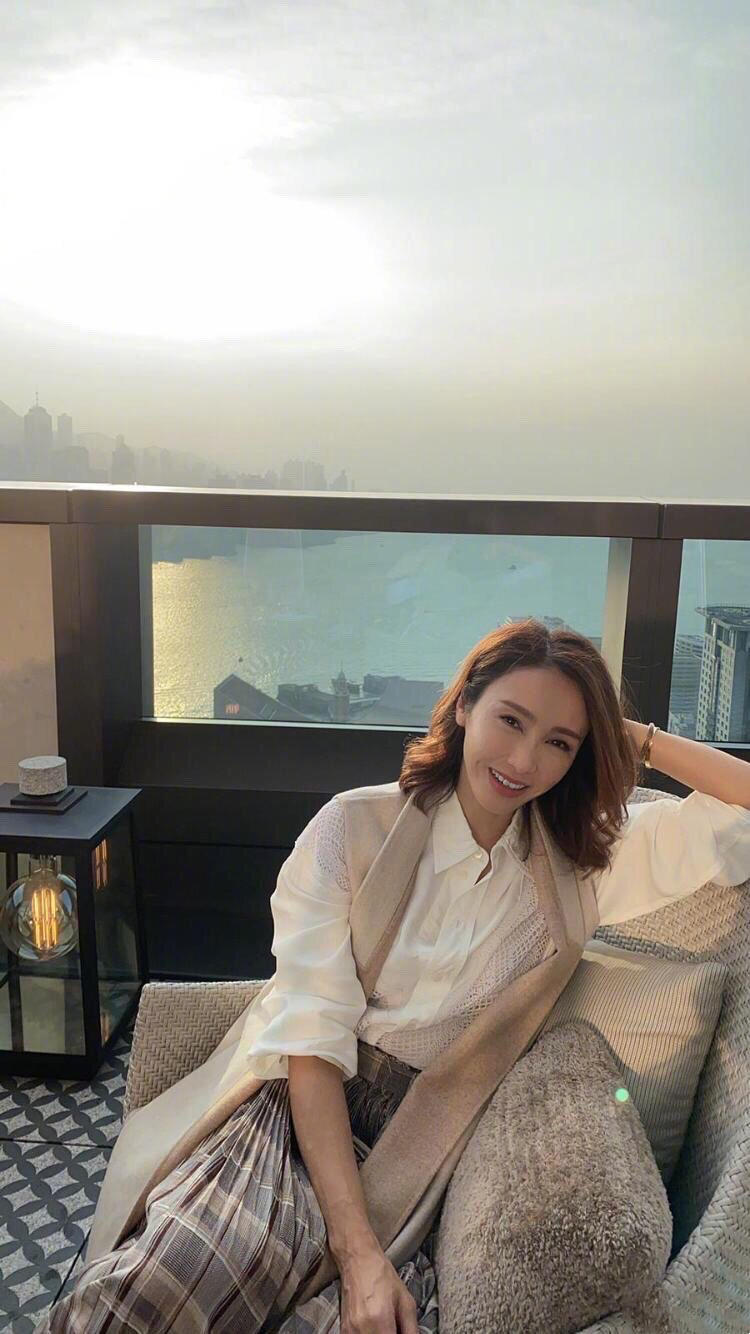 黎姿不愧是"梨涡女神",身穿休闲装面带微笑真甜,瞬间被圈粉了