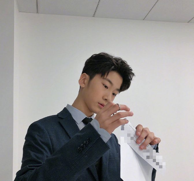 爸爸去哪儿七年后天天近照曝光西装配领带高富帅气质十足