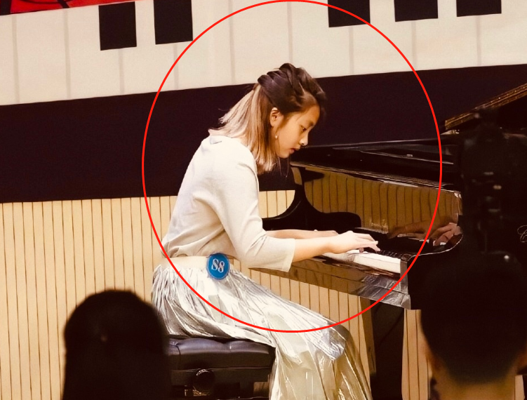 黄磊14岁女儿弹钢琴,侧脸照跟孙莉放一起,确定不是同个人?