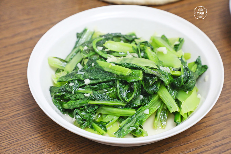 【蒜泥凤尾】凤尾清洗干净,沥干水.