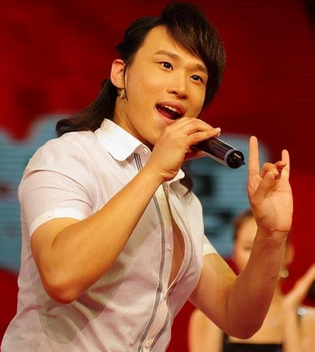 跟大鹏同天拜师赵本山,靠一张嘴能模仿30个明星,后来却成这样|张议天