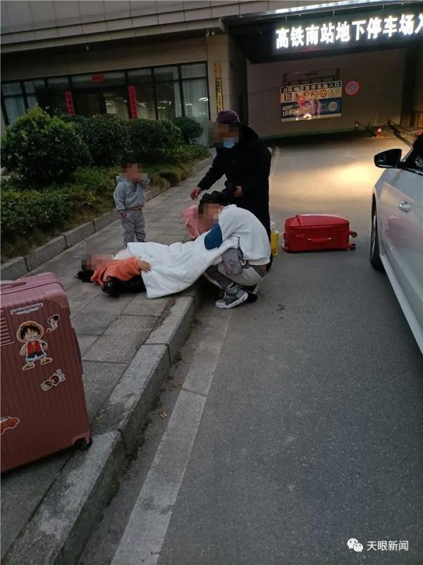 女子高铁站路边分娩,现场看哭众人,她给孩子取名叫…休闲区蓝鸢梦想 - Www.slyday.coM 女子高铁站路边分娩,现场看哭众人,她给孩子取名叫…休闲区蓝鸢梦想 - Www.slyday.coM