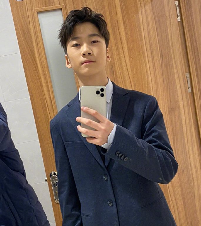 爸爸去哪儿七年后天天近照曝光西装配领带高富帅气质十足