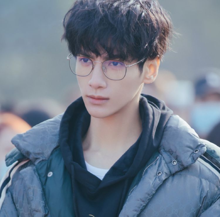 记忆》《世界微尘里》《犹带昭阳日影来》《浮生恋》《帝落繁花》等等