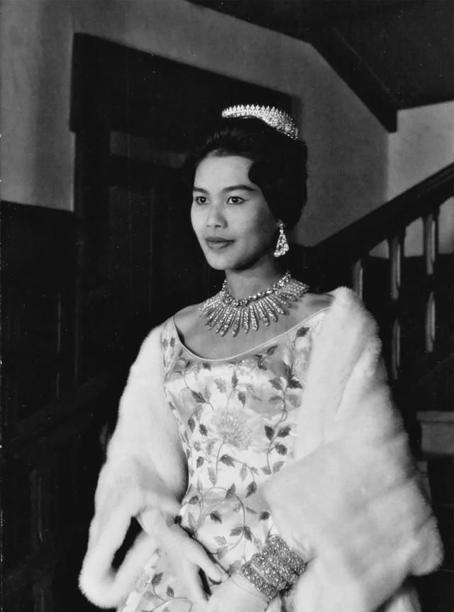 泰国诗丽吉太后罕见亮相,一身亮色穿搭特别显眼,全场人趴地跪拜