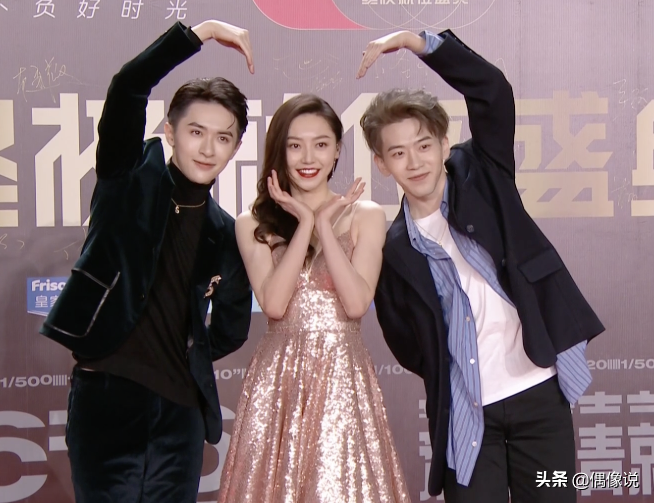 这一组很团结,黄梦莹的裙子太长,费启鸣还主动给她整理裙摆,三人合影