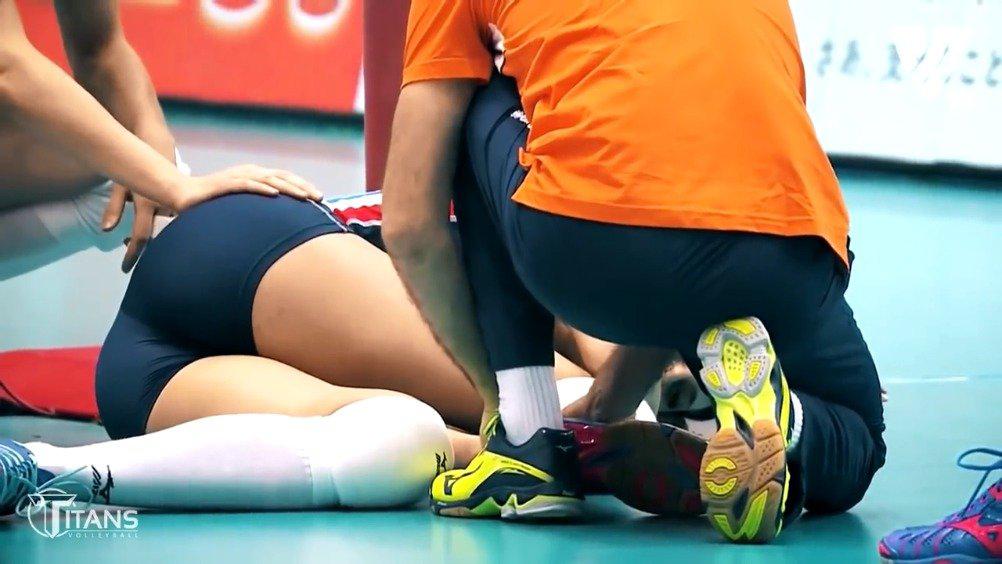 丁霞意外倒地后迅速站起来去拦网,女排不放弃精神让对手心惊胆战