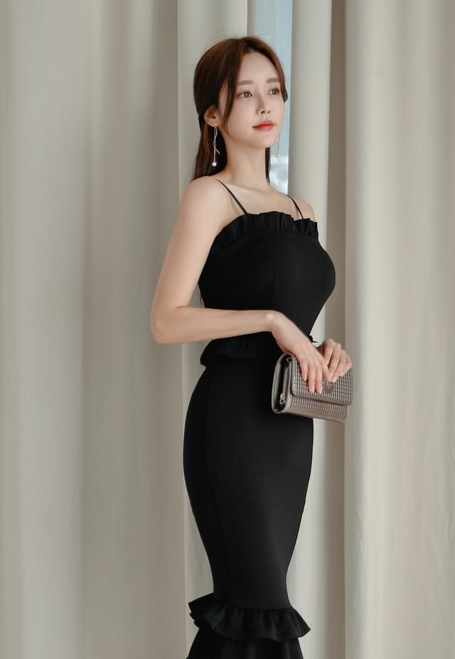 雅黑皱褶镶边吊带裙,展现孙允珠时尚魅力