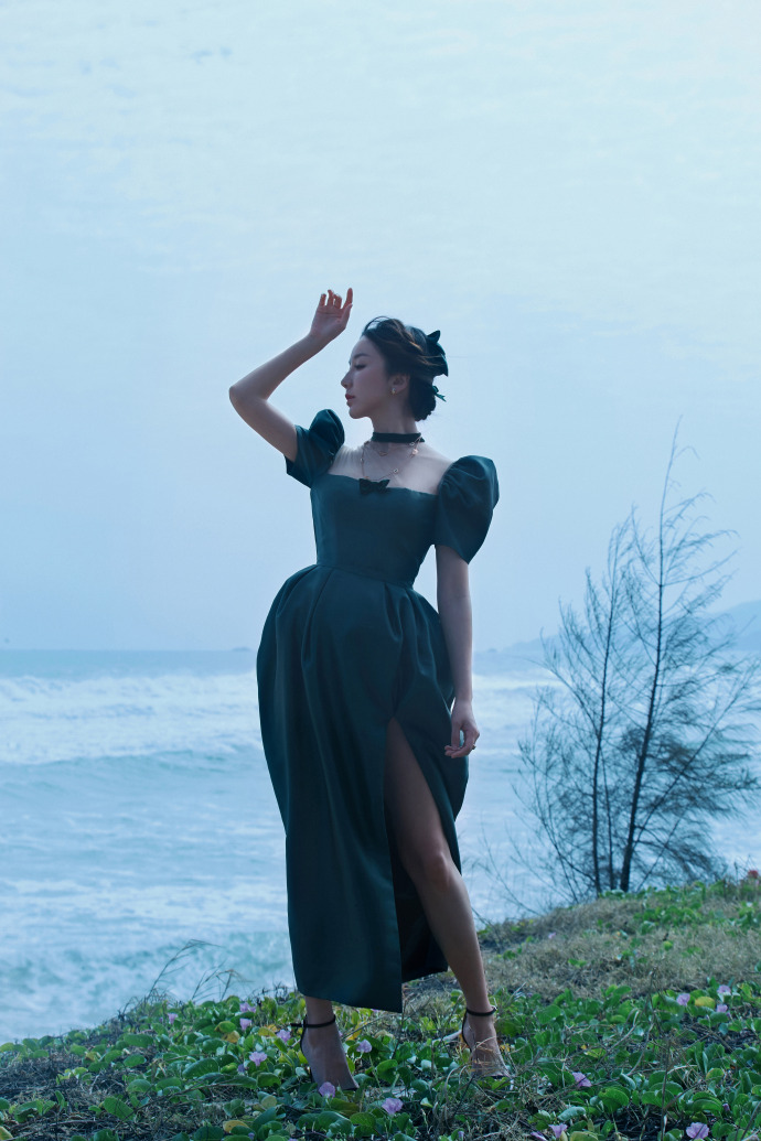 娄艺潇红毯上演绎公主在逃穿的礼服复古优雅转身却显胯宽