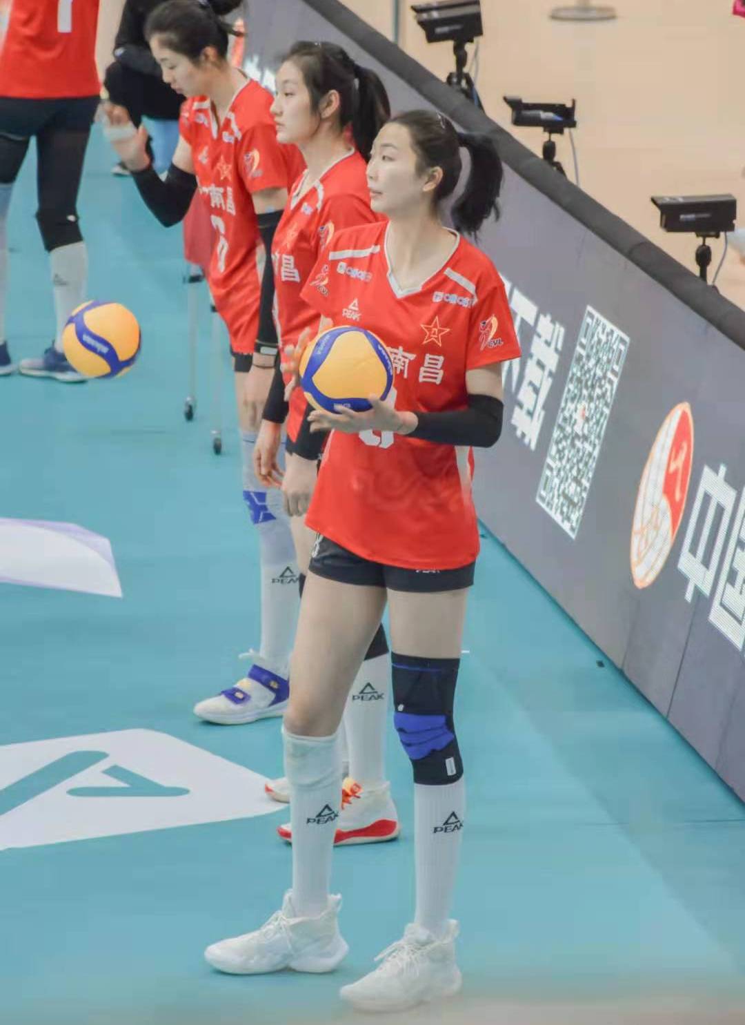 球迷发袁心玥比赛照表达思念,肤白貌美,身材圆润,大长腿吸睛!