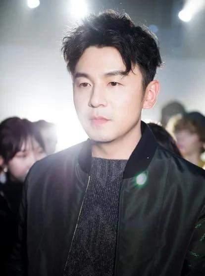 雷佳音深夜与女子举止亲密,雷大头发文回应：你没搭过女人肩吗休闲区蓝鸢梦想 - Www.slyday.coM