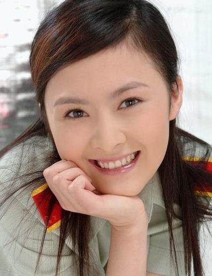 她是谁,接下来小编给大家提个醒,她曾经参演过《铁道游击队》中的蓝妮