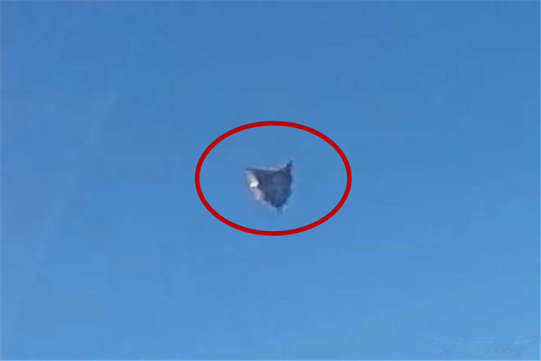 美国上空出现三角形不明物在一万米的高空悬停几秒钟后消失