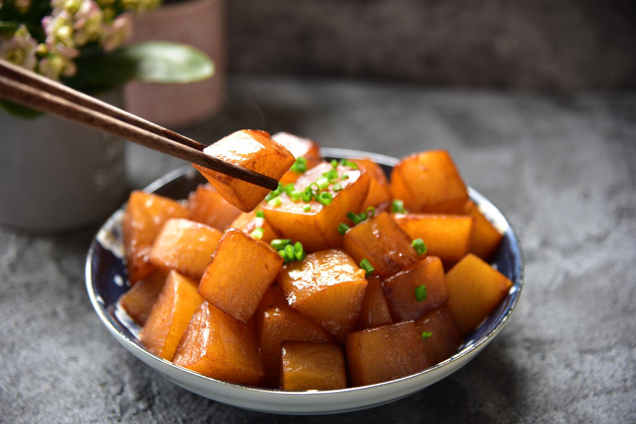 红烧白萝卜在冬天,萝卜便宜,用萝卜炖羊肉,用萝卜烧牛肉,用萝卜做萝卜