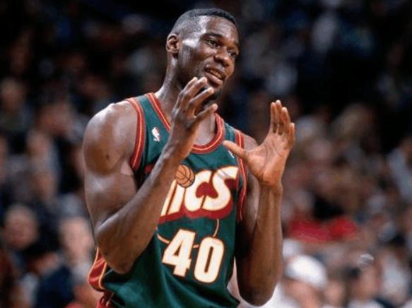 前nba球员坎普拉里伯德3节在我头上砍了50分