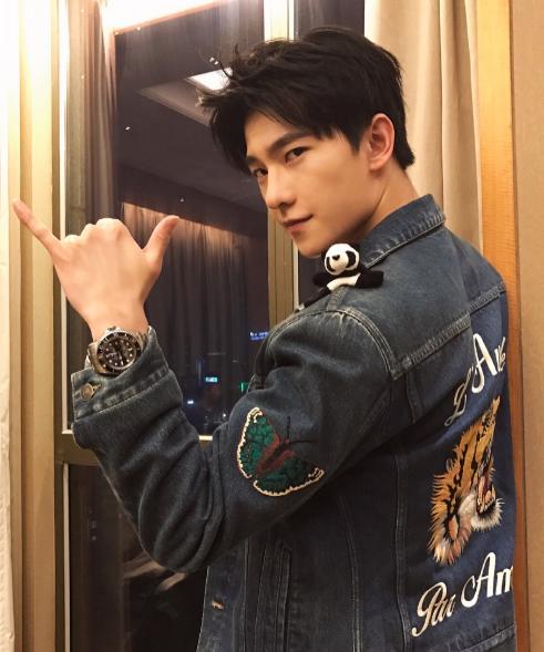 带你参观杨洋的豪宅卧室大得能摆放沙发平时还能充当客厅用