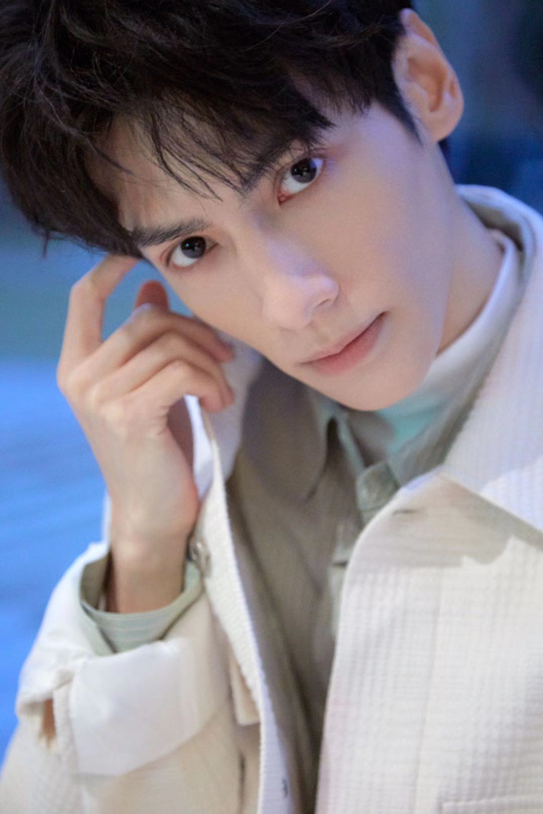 浅色系在冬季越发流行了看罗云熙的穿搭就晓得有多帅