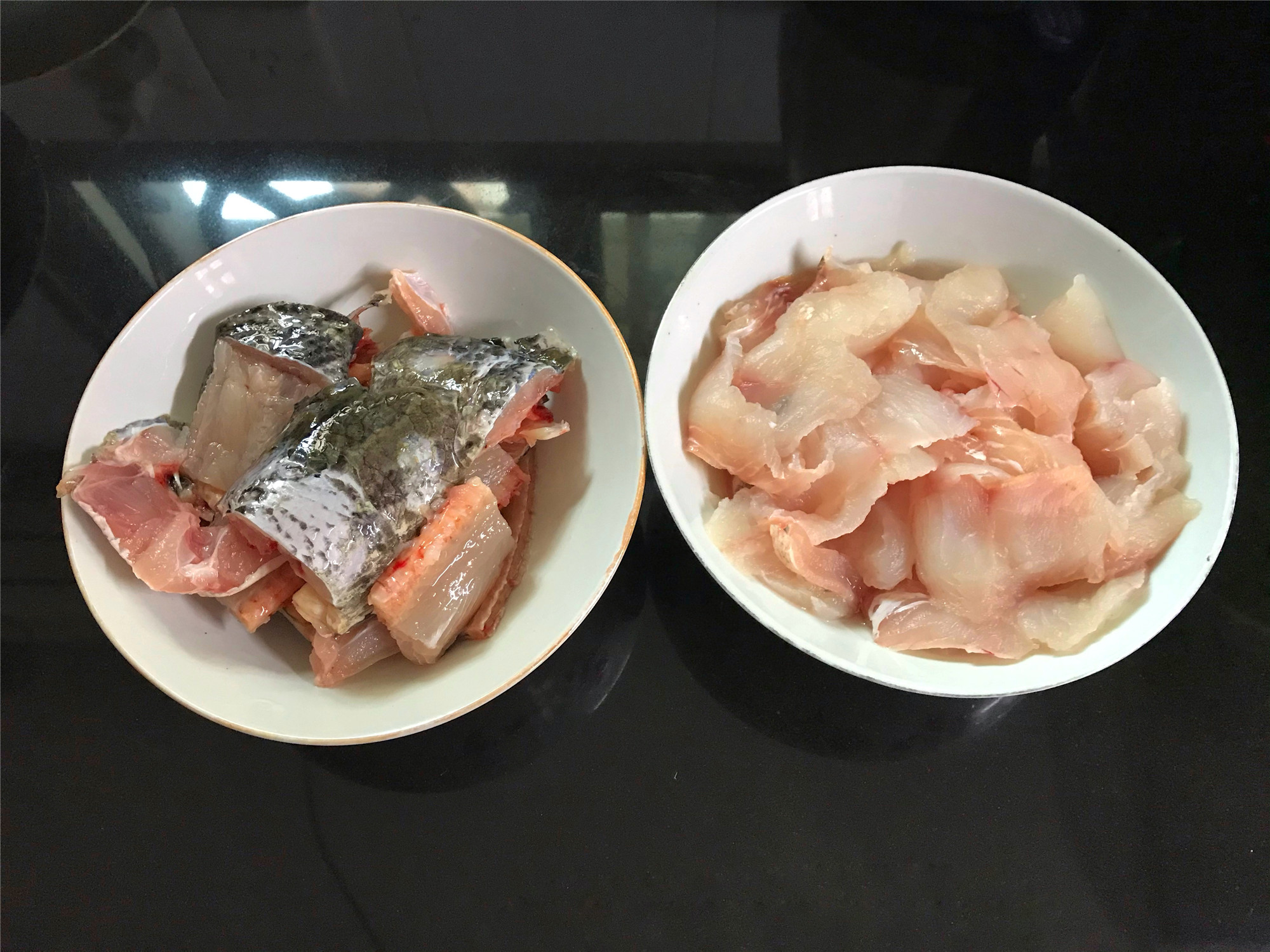 3,黑鱼去掉头尾和鱼骨,鱼肉片成薄片.