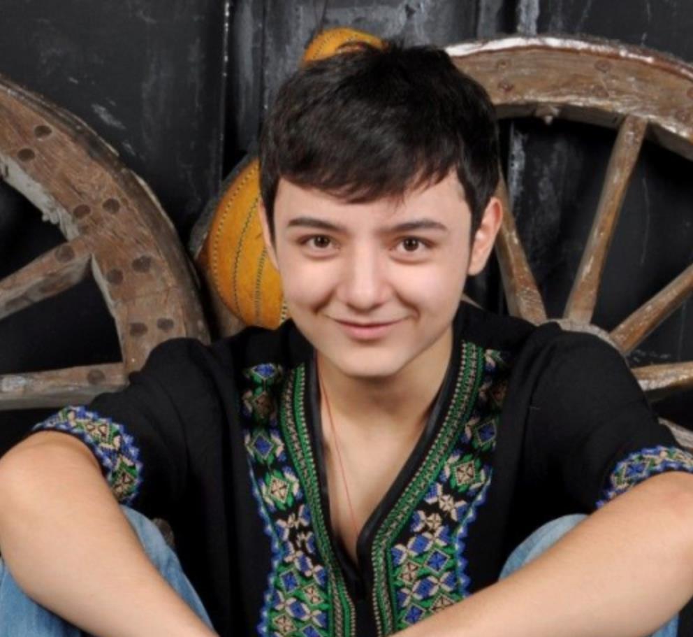 童星阿尔法变脸式长大曾因秃顶众人嘲如今帅成混血超模脸