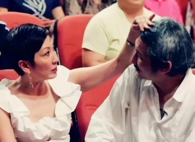 34年感情不敌新鲜施南生潇洒转身徐克和小助理甜蜜牵手