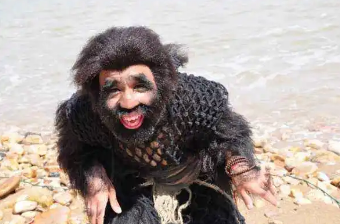 手上一把西海镔铁棍威力十足,后来与天神庚辰大战,被天神打败.